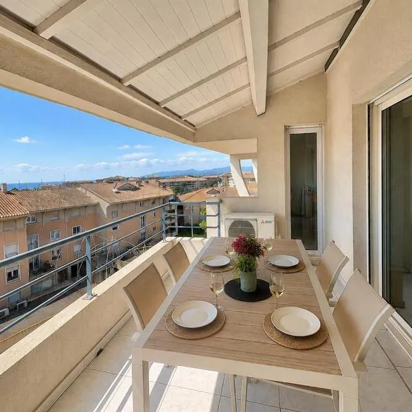 Appartement 1 chambre rénové climatisé, terrasse aperçu mer, garage, dernier étage, port et plage à pieds, hotel di Frejus