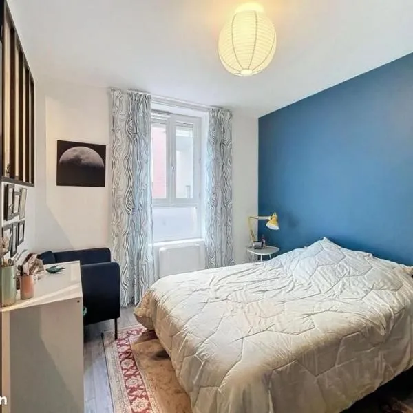 Grand appart - 1 Mai - Gare - 8 couchages - 2 douches - Clim: Clermont-Ferrand şehrinde bir otel