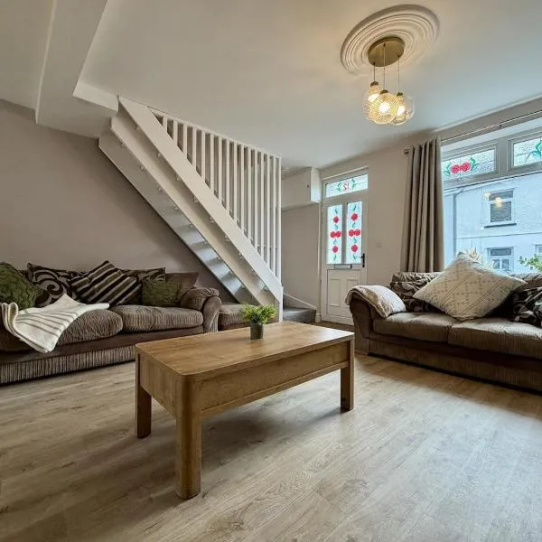 Hazel, Spacious 3-Bed Home, hotel in Dowlais