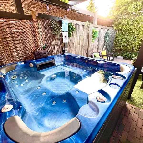 Private wellnes lodge with jacuzzi ,sauna and garden between Amsterdam Haarlem and Schiphol Airport, hotel u gradu 'Vijfhuizen'
