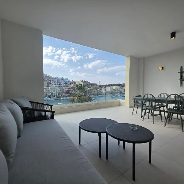 Stunning Seafront 3-BDR Apt with Huge Terrace & Bay Views, hotel en Marsaskala