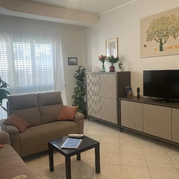 CASA BUONARROTI, comoda, pochi passi da spiaggia e centro, hotel di Pozzallo