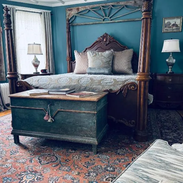1000 Islands Bed and Breakfast-The Bulloch House: Gananoque şehrinde bir otel