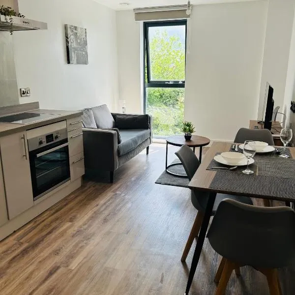 Near Old Trafford & Media City 2BR Flat, hotel in Manchester