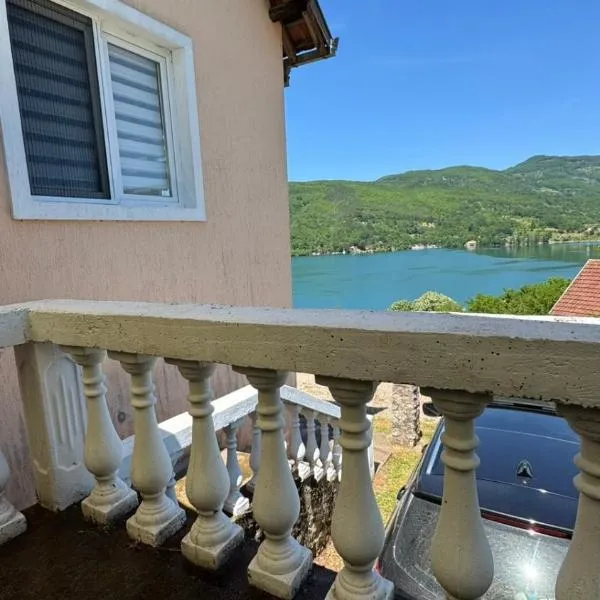 Perućac - Apartman sa pogledom na jezero, hotel in Perućac
