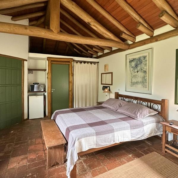 Chalé aconchegante c/ lareira, sauna e piscina.