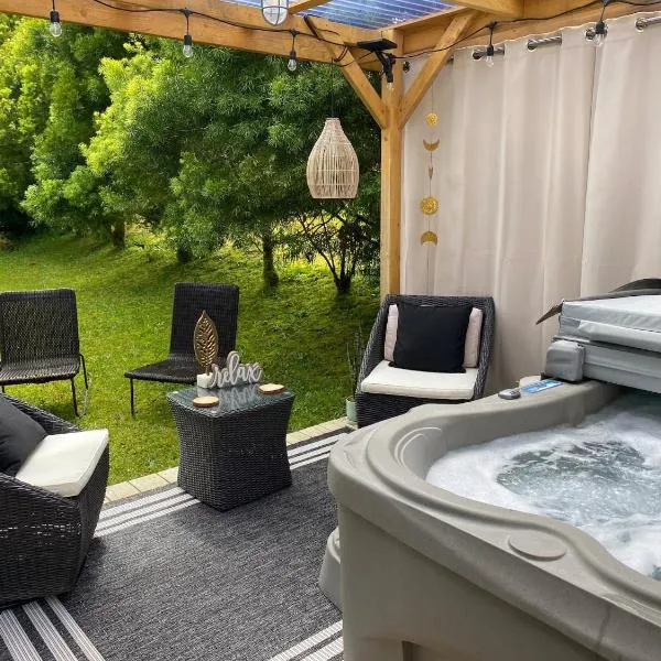 Cozy retreat with Hot Tub-5 min to Volcanoes Park, хотел в Волкейно