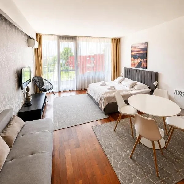 BL Yachtclub Lakeview Apartment، فندق في بالاتونليل