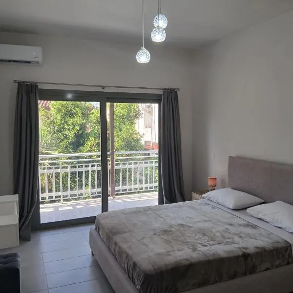 GEORGIAS Apt,brand new 2025 modern Apt in the center of Alikanas – hotel w Alikanás