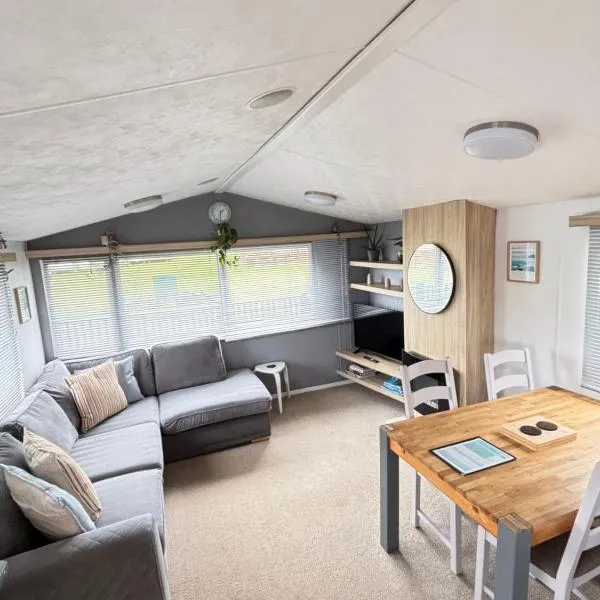 Padstow Holiday Base Bright Two Bedroom Lodge at Seven Bays โรงแรมในเซนต์แมร์ริน