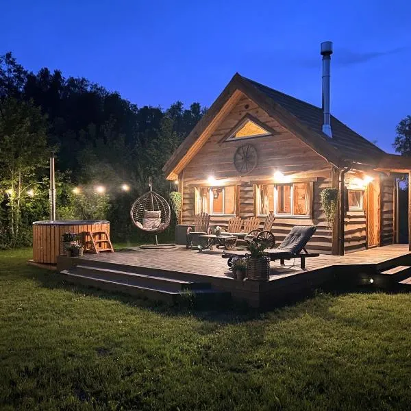 Hobu House - a Cozy, Private Cabin with a Hot Tub by the Forest near Haapsalu、ハープサルのホテル