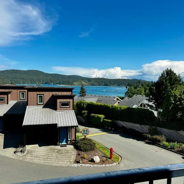 Race Rocks Townhouse - Pet Friendly Sooke Rental, hotel din Sooke