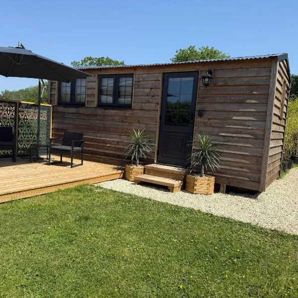 Cotswold Country Retreats, hotel in South Cerney