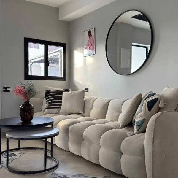 Penthouse with Jacuzzi,BBQ 2mn from sea Or Hakerem, hotel a Tel Aviv