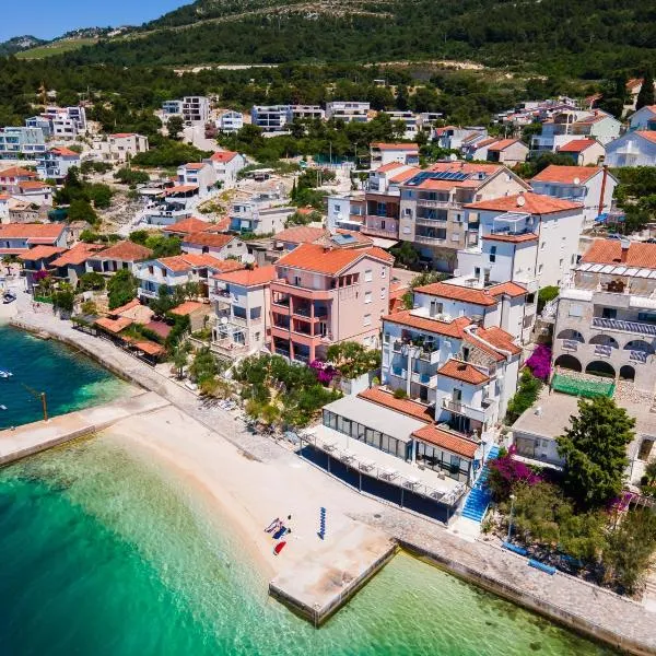 Grand Holiday Residence, hotel in Komarna