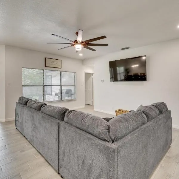 3 Mi to SeaWorld! Cozy Family Home w/ Patio, hotell i San Antonio