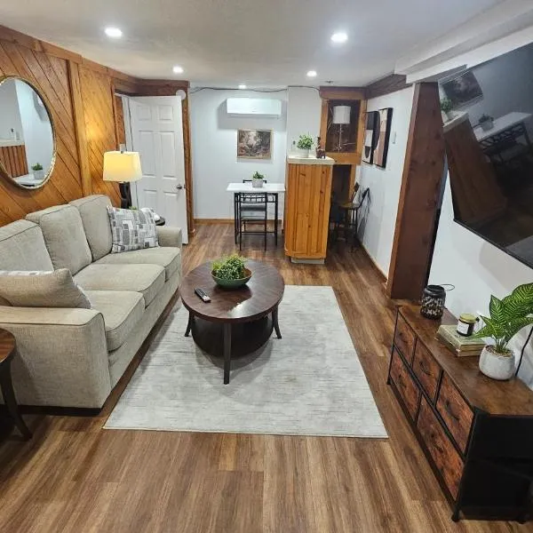Modern Two Bedroom Basement Apartment, hôtel à Saint-Jean