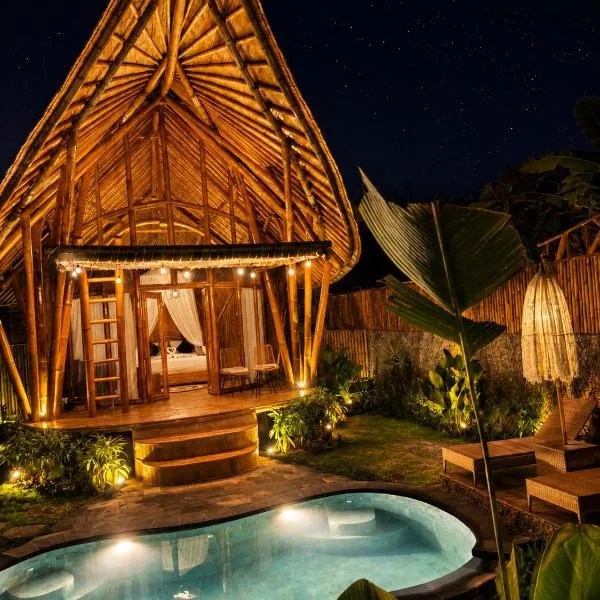 Raka Rai Bamboo Villa - Private Pool with Mount Agung View, hotel u gradu Selat