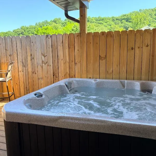 Stay, play and relax in Ohiopyle, PA, Hot tub, Pool table, next to the GAP trail in Ohiopyle, PA, hotel v mestu Ohiopyle