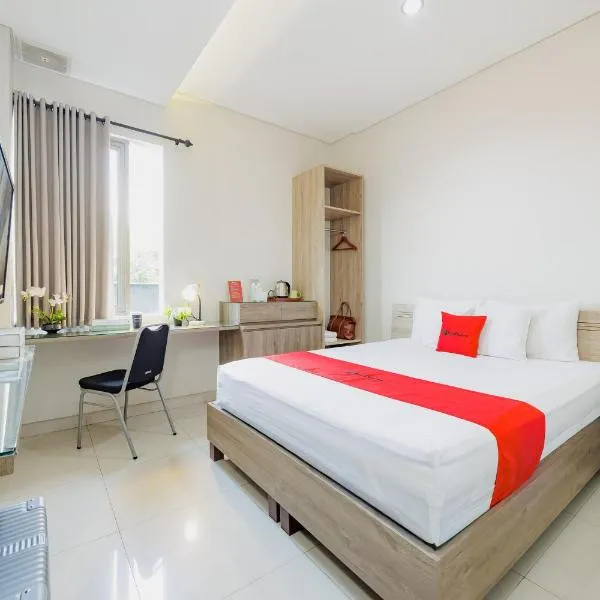 RedDoorz Plus @ Cirebon City Center, hotel di Cirebon