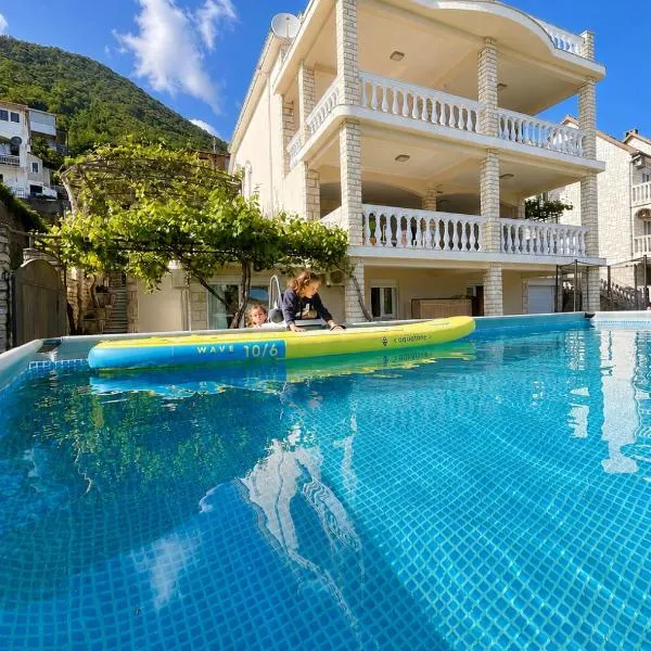 Family House with pool & sea view, ξενοδοχείο σε Bijela
