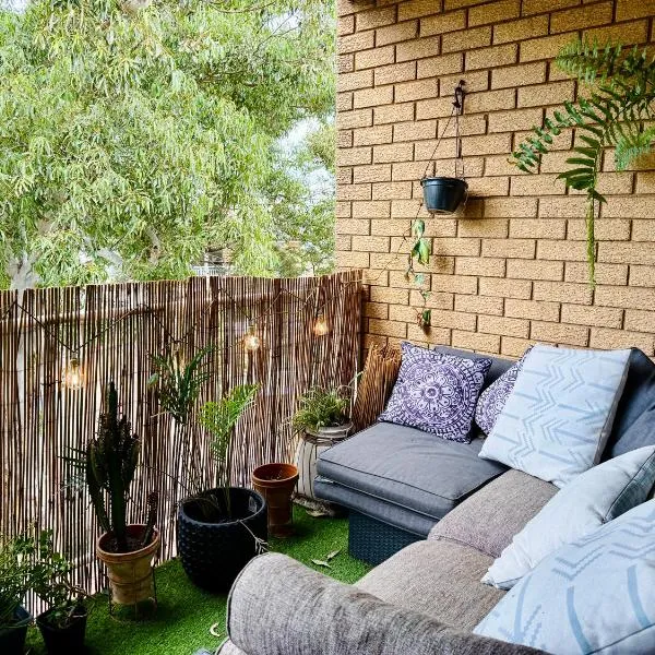 Cozy Bondi ROOM - Beach life and Local Host! Free Parking, hotel din Sydney