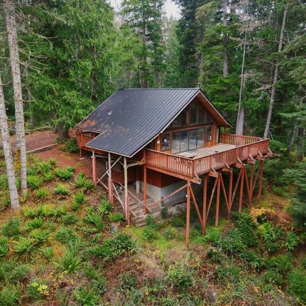 Chalet at Rainier Lodge (0.4 miles from the entrance), hotel i Ashford