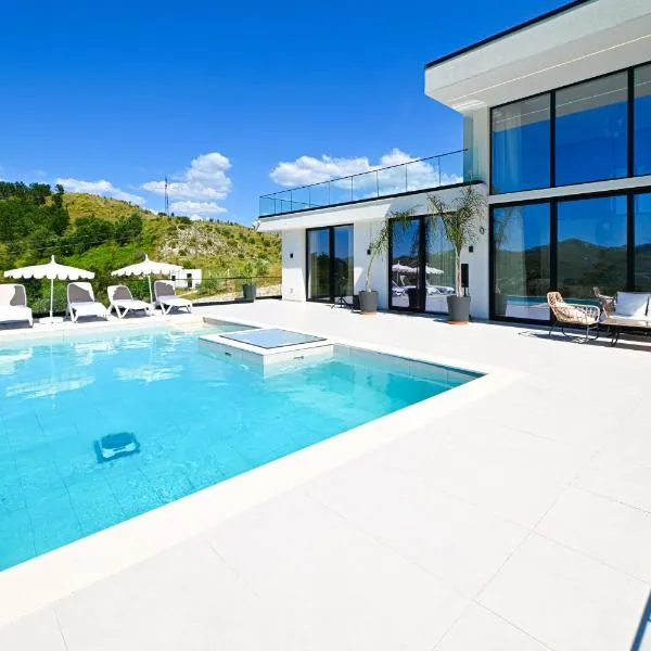 Villa 30 Luxury Place Vlore、Fshati i Riのホテル