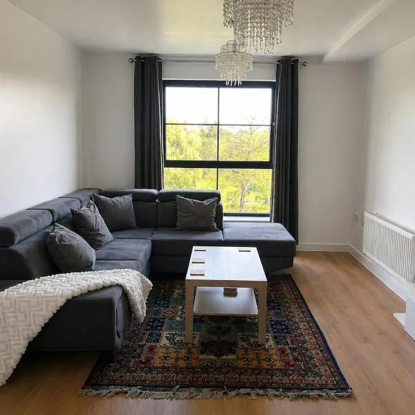 2 BedRoom Flat Near Heathrow & Windsor Free Parking, Hotel in Slough