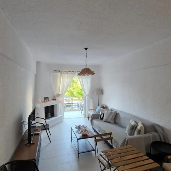 Bright & Bloom maisonette, hotel sa Hanioti