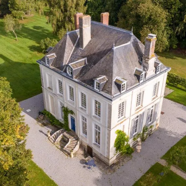Gîtes du château de la Motte, hotel u gradu 'Joué-du-Plain'