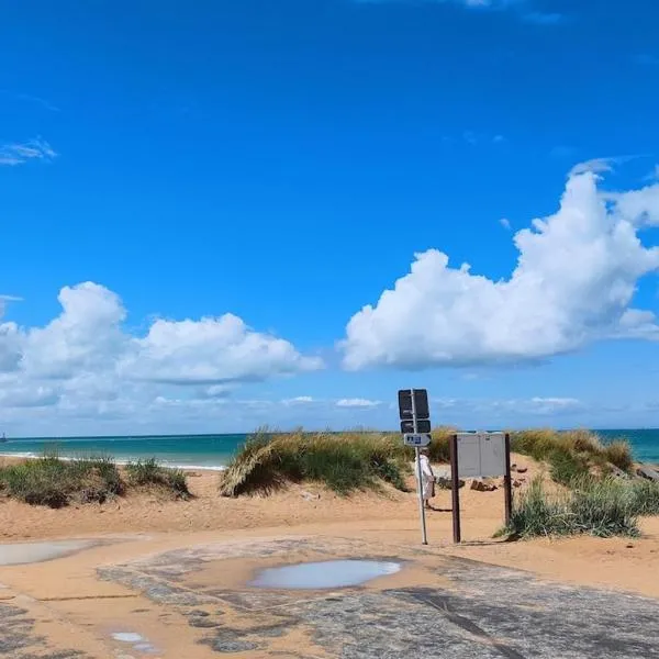 쿠르쇨 쉬르 메르에 위치한 호텔 Les Sables, cozy cottage with stunning sea views