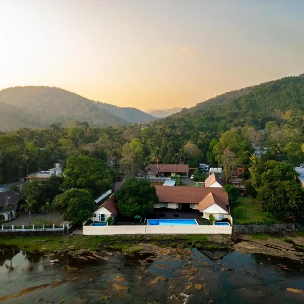 KANOVA Luxury Riverside Resort, hotel i Athirappilly