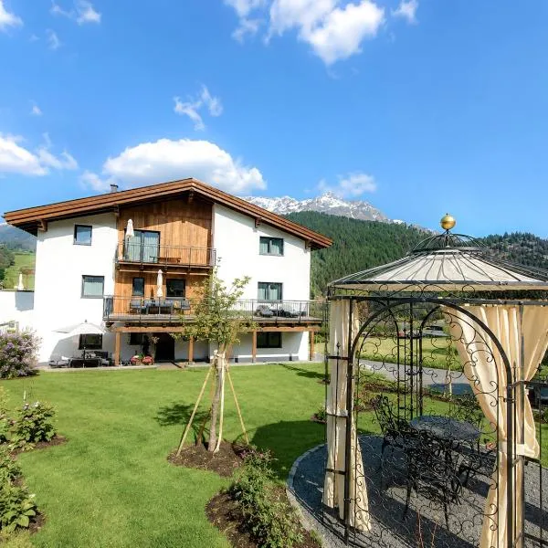 das Alpenblick & Outdoor Lodge Nauders, hotelli kohteessa Nauders