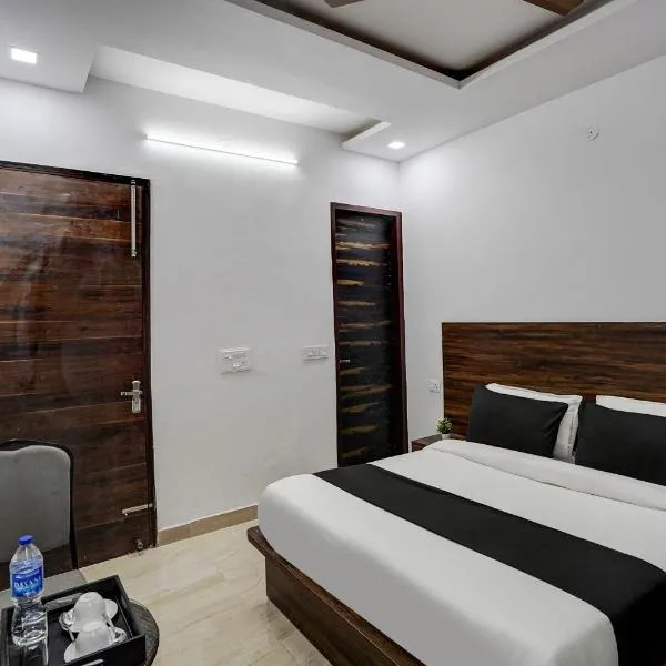 Townhouse Cloud Bay, ξενοδοχείο σε Γκουργκάον