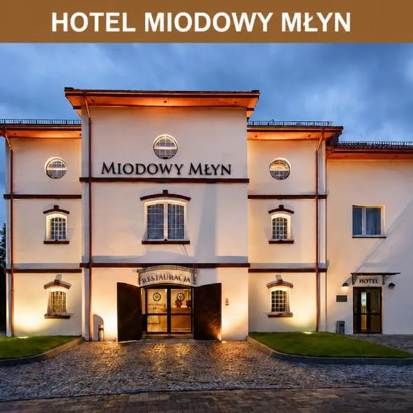 Hotel Miodowy Młyn、オパトゥフのホテル