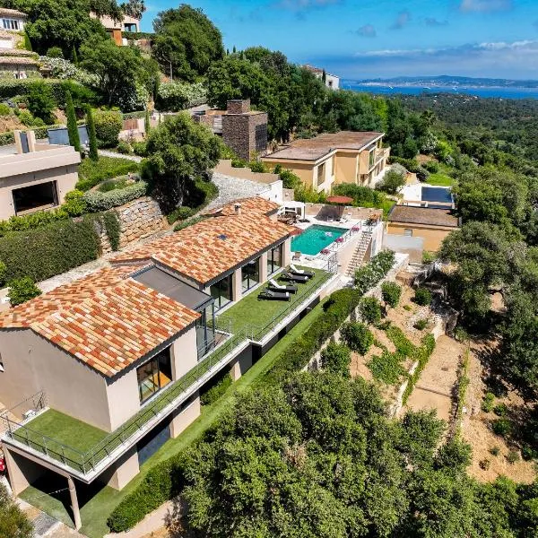 Villa prestige avec piscine et sa vue mer au calme, hotel a Grimaud