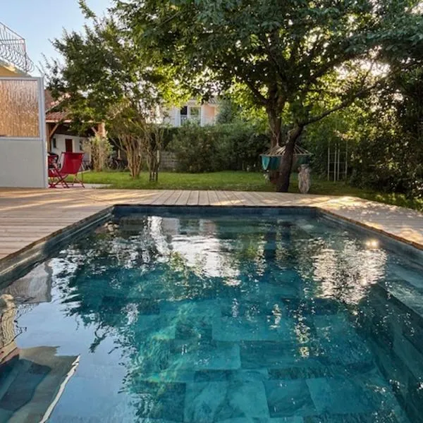 Villa Isalou à 800 mètres du bassin avec piscine privée et clim, хотел в Андернос-ле-Бен