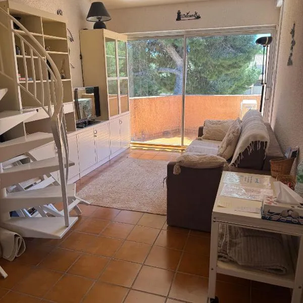 Studio La Couronne Plage 5 mn à pied & Gare à 8 mn avec climatisation, מלון במרטיג
