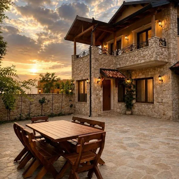 TS Villa-Mountain Views, Fireplace & Rustic Luxury, hotel i Krujë