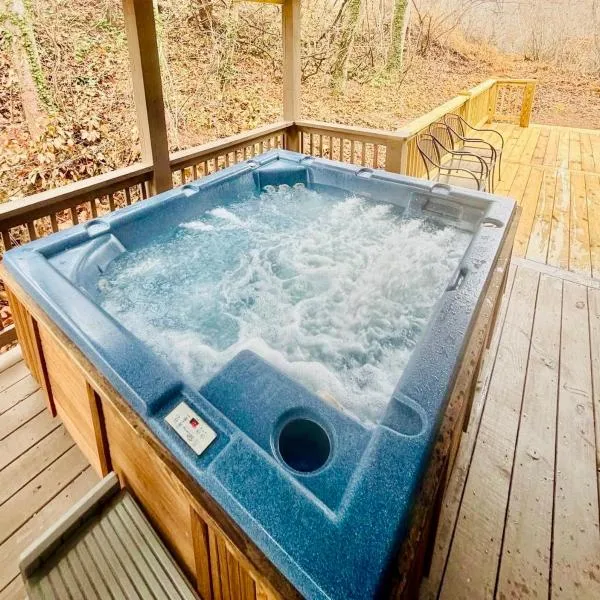 Serenity Views Comfort - Close to City & Parkway! – hotel w mieście Weaverville
