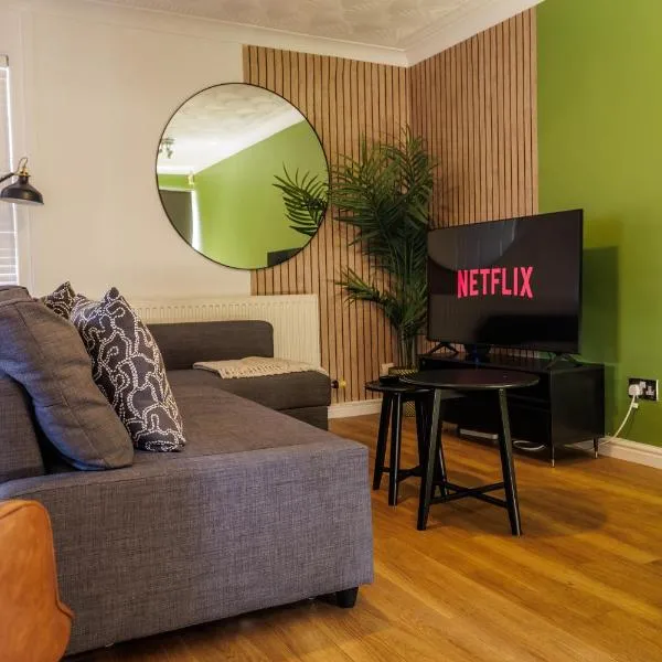 Irene Suite I Cozy 2BRM Bungalow I Sleeps 6 I Close to Principality Stadium I Cardiff Castle I Wales Millennium Centre I WiFi I Parking and Easy Access to Barry Island, hotel in Cardiff