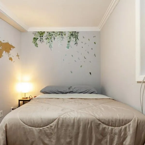Private Bedroom with Shared Bathroom in Union Square Downtown Manhattan - Steps from the Best Dining & Nightlife!, hotel em Nova York