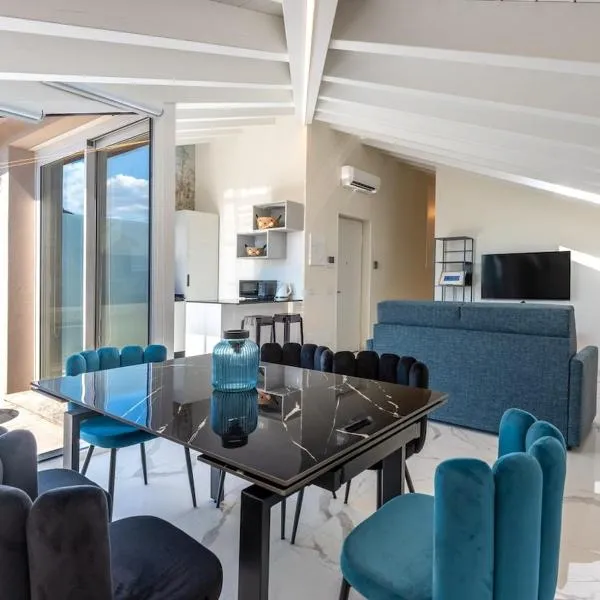 Luxury penthouse for 6 guests, free parking, hotell i Sestri Levante