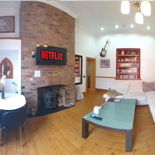 FREE DOG STAY - LARGE APARTMENT - FREE PUBLIC PARKING BEDROOM TV, WALK in SHOWER - FULL Kitchen - NETFLIX - Super Fast WiFi - DVD's-Welcome Tray - No Deposits - Just Meters from Gavin n Stacey Film House โรงแรมในบาร์รี