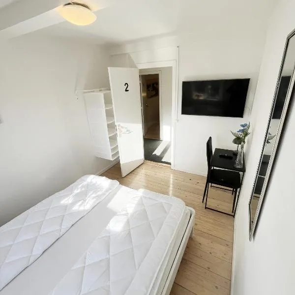 Central Large Double Room with free parking, готель у місті Ольборг