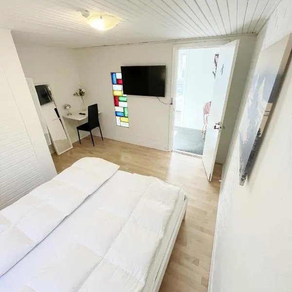 Central Large Double Room with free parking, hotel Alborgban