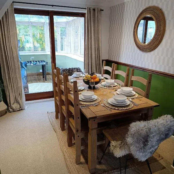 Stunning Luxury Detached Retreat - Private Hot Tub - Games Room - Sleeps Up to 10 - Free Onsite Parking 2 to 3 Cars - Churchdown - Close to M5 J11 - Superfast Wifi - Invoices Available - Beautiful Mature Garden, hotel in Churchdown
