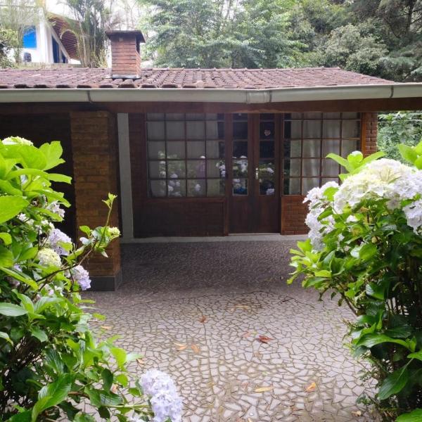 Chalé com lareira e churrasqueira privativa 50m da Cachoeira