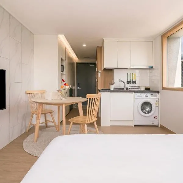 Urbanstay Jeju Airport, hotel in Jeju